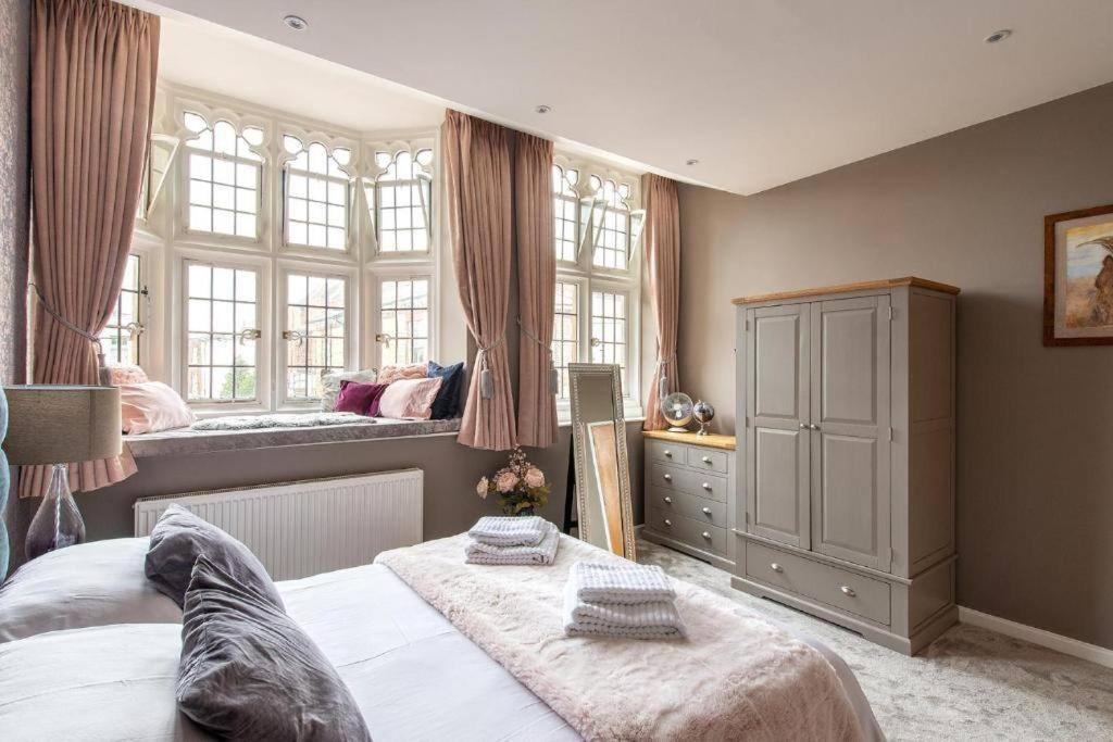 The Most Central Apartment In Canterbury Stunning Interiors, Fully Equipped, City Views And Free Wifi! Екстер'єр фото